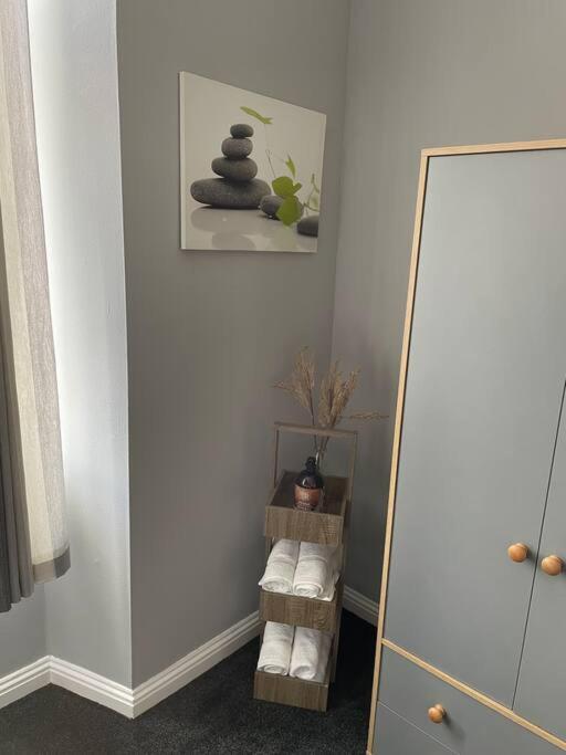 Spacious One Bedroom Flat, Entire Property. Greenock Kültér fotó