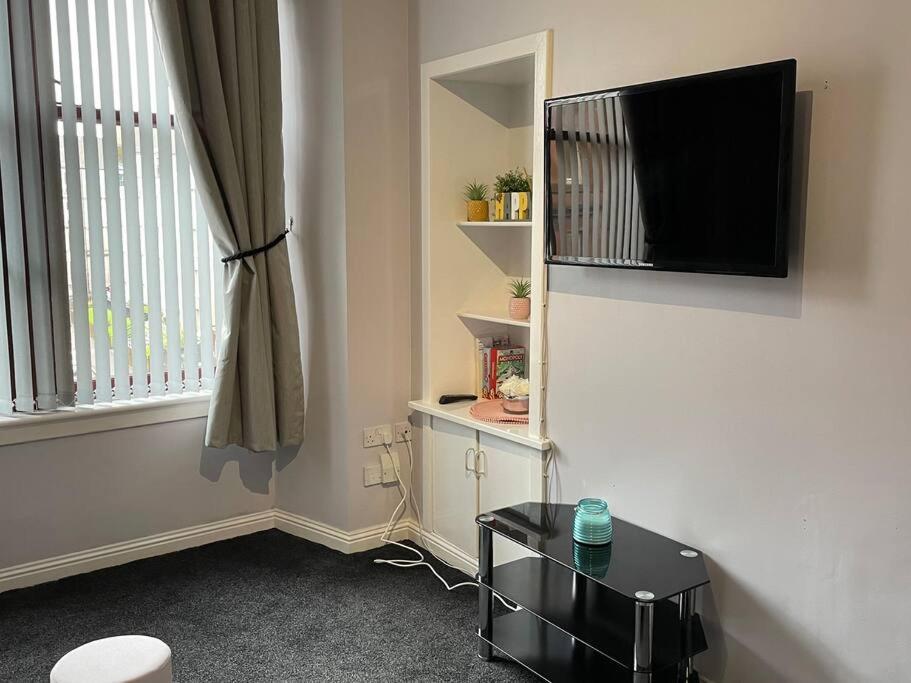 Spacious One Bedroom Flat, Entire Property. Greenock Kültér fotó