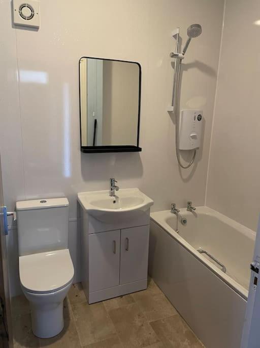 Spacious One Bedroom Flat, Entire Property. Greenock Kültér fotó